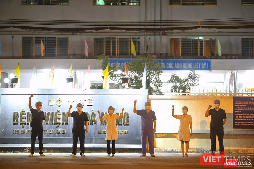 Các nhân viên y tế xếp hàng chào người dân ngay sau khi bệnh viện được dở bỏ phong tỏa Các nhân viên y tế xếp hàng chào người dân ngay sau khi bệnh viện được dở bỏ phong tỏa