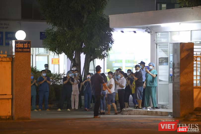 Nhân viên y tế bệnh viện từ bên trong nhìn ra Nhân viên y tế bệnh viện từ bên trong nhìn ra