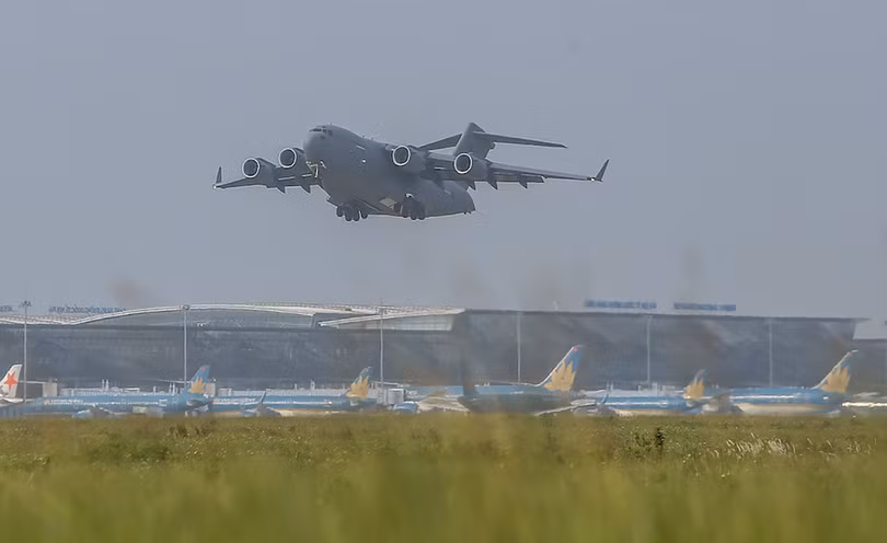 Máy bay C-17 của Không quân Hoàng gia Australia cất cánh