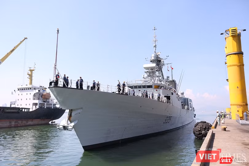 tàu Hải quân Canada HMCS Calgary cập cảng Tiên Sa tàu Hải quân Canada HMCS Calgary cập cảng Tiên Sa