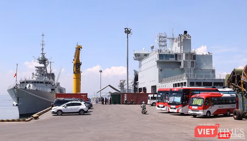Bộ đôi tàu Hải quân Hoàng Gia Canada (HMCS) Calgary và MV Asterix tại cảng Tiên Sa, Đà Nẵng Bộ đôi tàu Hải quân Hoàng Gia Canada (HMCS) Calgary và MV Asterix tại cảng Tiên Sa, Đà Nẵng