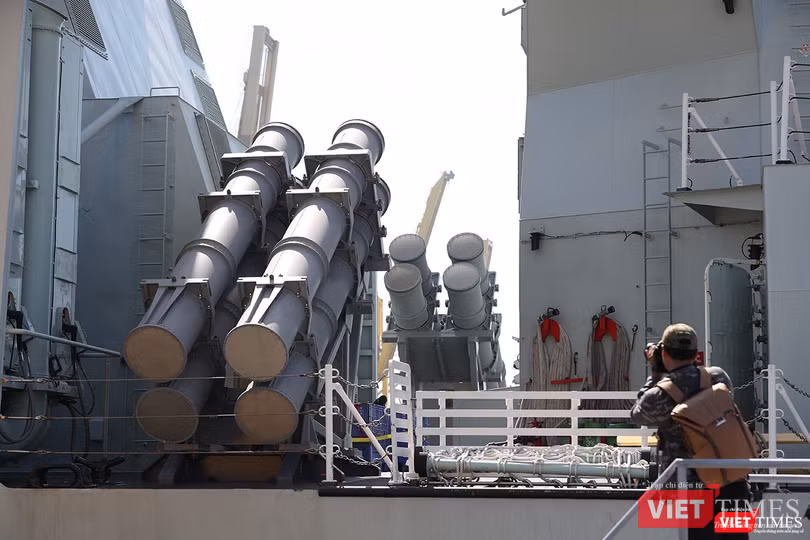 HMCS Calgary được trang bị kho vũ khí khá đa dạng gồm 24 ngư lôi chống ngầm, chống hạm Honeywell Mk 46, 16 tên lửa phòng không trên hạm RIM-162 ESSM, 8 tên lửa chống hạm RGM-84 Harpoon,... HMCS Calgary được trang bị kho vũ khí khá đa dạng gồm 24 ngư lôi chống ngầm, chống hạm Honeywell Mk 46, 16 tên lửa phòng không trên hạm RIM-162 ESSM, 8 tên lửa chống hạm RGM-84 Harpoon,...