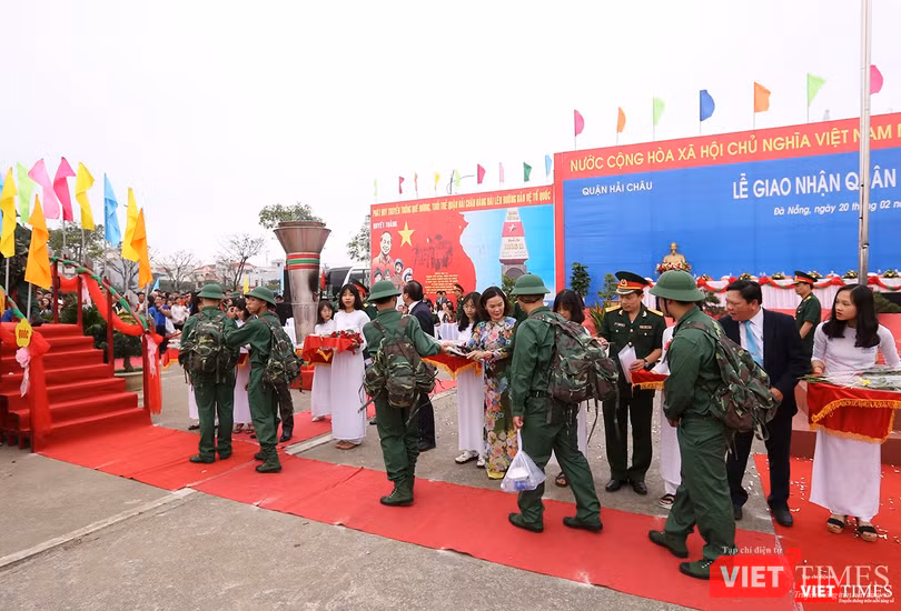 Những tân binh bước lên cầu vinh quang, một nghi thức tôn vinh những công dân ưu tú lên đường ngập ngũ