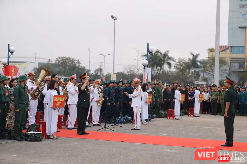 Nghi thức bàn giao quân được cử hành