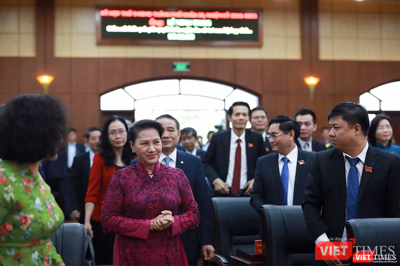 Các đại biểu HĐND TP Đà Nẵng nồng nhiệt chào đón sự có mặt của Chủ tịch Quốc hội Nguyễn Thị Kim Ngân