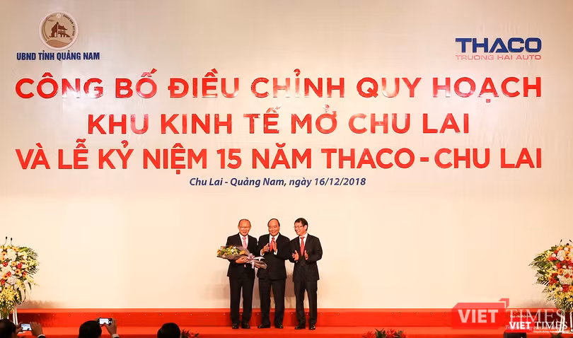 Thủ tướng Chính phủ Nguyễn Xuân Phúc tặng hoa cho huấn luyện viên Pak Hang Seo