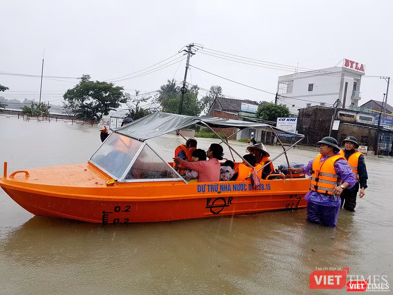 Cơ quan chức năng Quảng Nam huy động ca nô để di dời dân tại khu vực ngập nước Cơ quan chức năng Quảng Nam huy động ca nô để di dời dân tại khu vực ngập nước