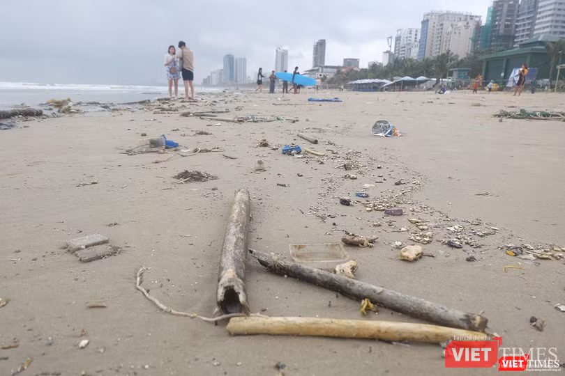 Biển Đà Nẵng đầy rác sau đợt mưa lớn kéo dài Biển Đà Nẵng đầy rác sau đợt mưa lớn kéo dài
