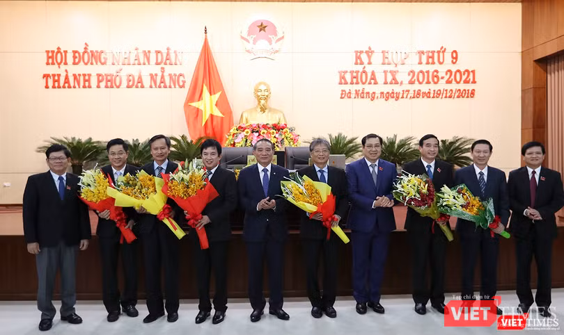 Lãnh đạo Thành ủy, HĐND, UBND tặng hoa chúc mừng các cá nhân tại kỳ họp Lãnh đạo Thành ủy, HĐND, UBND tặng hoa chúc mừng các cá nhân tại kỳ họp