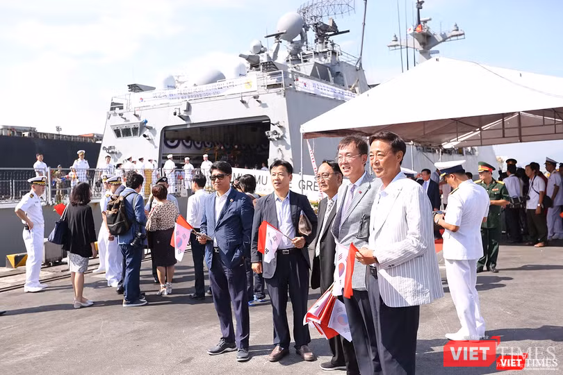 Người Hàn Quốc ở Đà Nẵng vui mừng đón tàu vào thăm Đà Nẵng