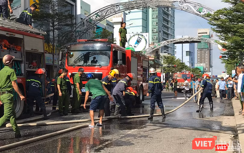 Sau những nỗ lực dập lửa, đám cháy đã được khống chế Sau những nỗ lực dập lửa, đám cháy đã được khống chế