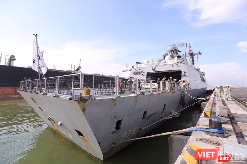 Đuôi tàu là sân bay trực thăng