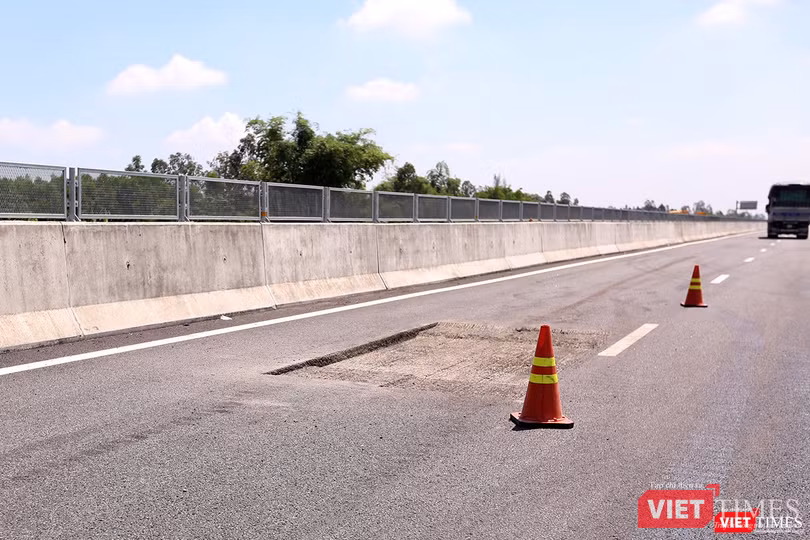 Vệt "ổ gà" được bóc bỏ Vệt "ổ gà" được bóc bỏ