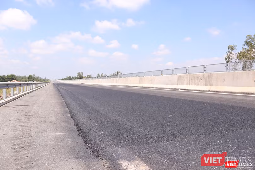 Cận cảnh một miếng vá lớn trên cao tốc Đà Nẵng-Quảng Ngãi Cận cảnh một miếng vá lớn trên cao tốc Đà Nẵng-Quảng Ngãi
