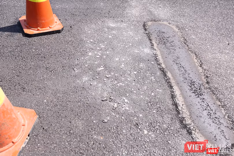Một miếng vá cục bộ trên mặt đường vừa được thi công xong Một miếng vá cục bộ trên mặt đường vừa được thi công xong
