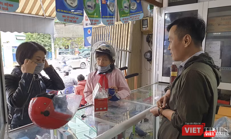 Người dân, du khách đến cửa hàng y tế mua khẩu trang tăng vọt Người dân, du khách đến cửa hàng y tế mua khẩu trang tăng vọt