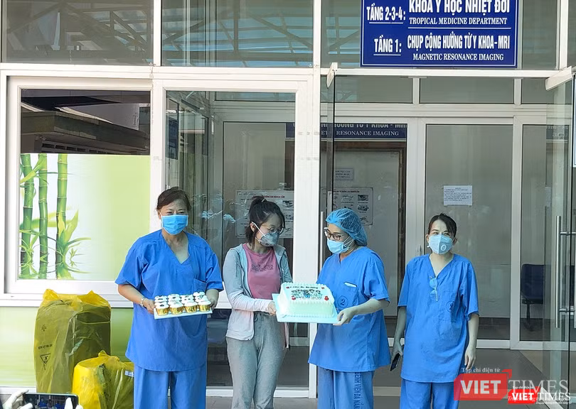 Đáp lại tình cảm và sự chăm sóc của các y bác sĩ, bệnh nhân đã tặng bánh, tỏ lòng biết ơn