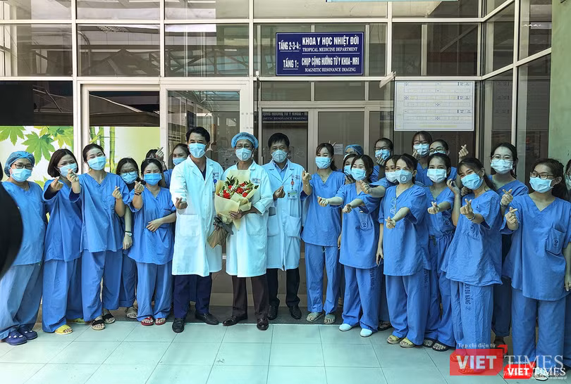 Bác sĩ T.S.Lê Đức Nhân - Giám đốc Bệnh viện Đà Nẵng tặng hoa cho đội ngũ y bác sỹ Khoa Y học Nhệt đới Bệnh viện