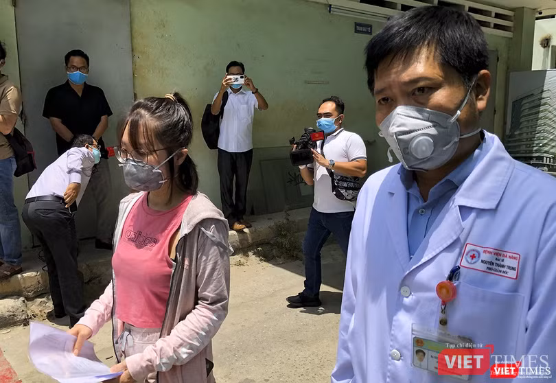 Bệnh nhân được đích thân bác sĩ Nguyễn Thành Trung - Phó Giá́m đốc Bệnh viện Đà Nẵng tiễn ra xe