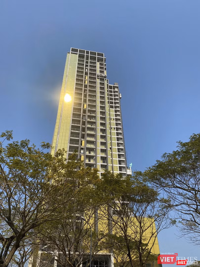 Công trình Risemount Apartment Đà Nẵng (trên đường Như Nguyệt, quận Hải Châu) ốp kính vàng phản chiếu ánh nắng mặt trời gây bức xúc Công trình Risemount Apartment Đà Nẵng (trên đường Như Nguyệt, quận Hải Châu) ốp kính vàng phản chiếu ánh nắng mặt trời gây bức xúc