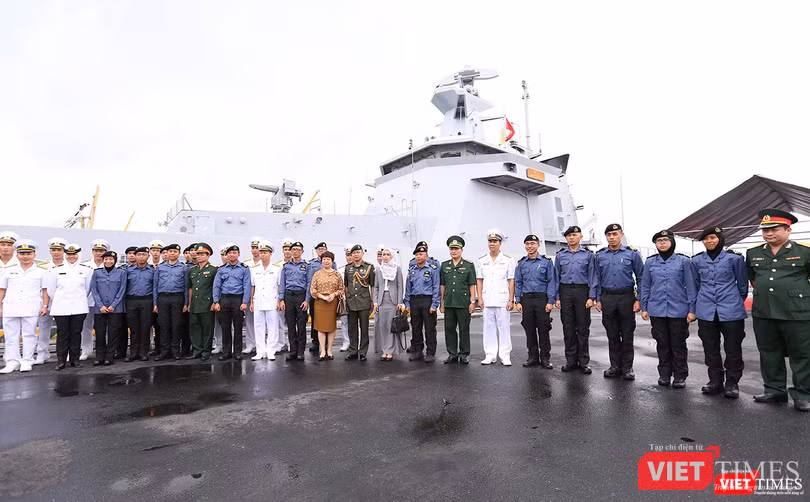 Các bên chụp ảnh lưu niệm nhân chuyến thăm của tàu đến Đà Nẵng Các bên chụp ảnh lưu niệm nhân chuyến thăm của tàu đến Đà Nẵng