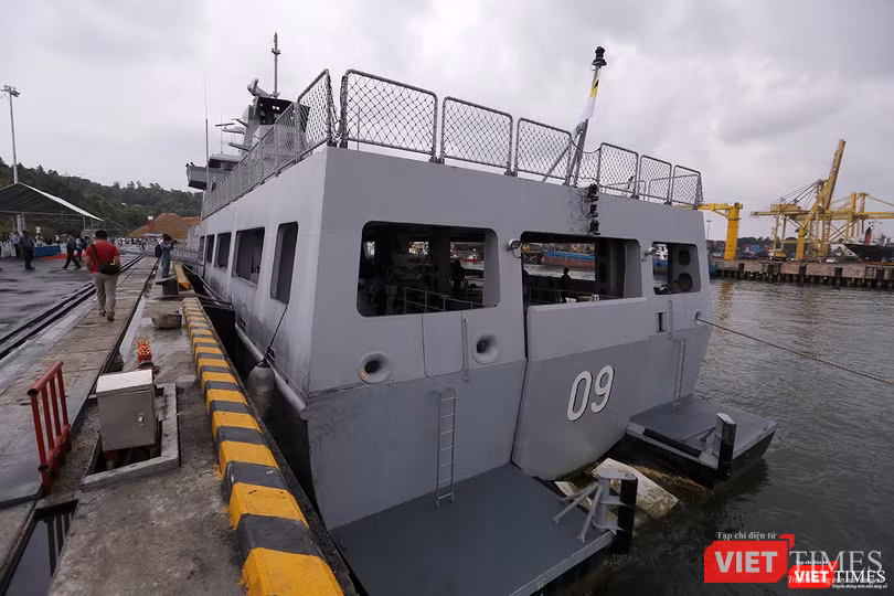 Tàu được trang bị sân đỗ trực thăng phía đuôi Tàu được trang bị sân đỗ trực thăng phía đuôi