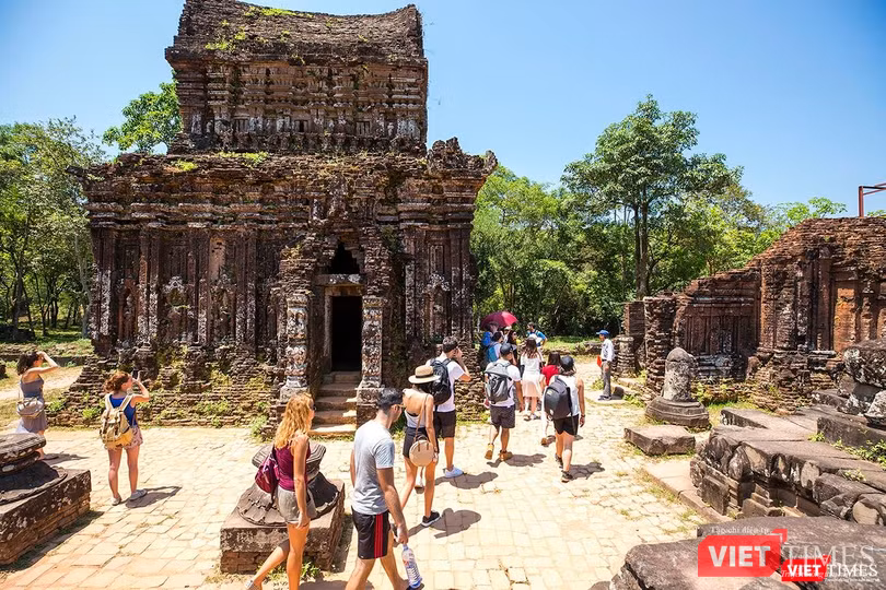 Du khách quốc tế đến tham quan Mỹ Sơn Du khách quốc tế đến tham quan Mỹ Sơn