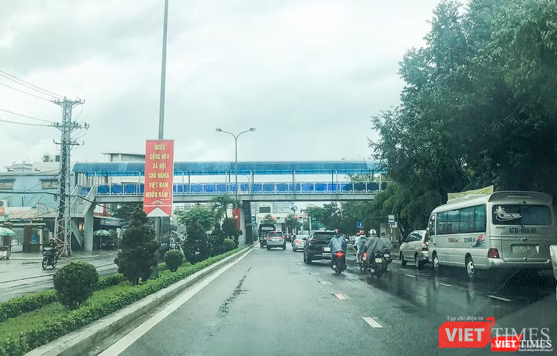Cầu vượt cho người đi bộ trên đường Nguyễn Tri Phương gần nút giao thông hầm chui Điện Biên Phủ