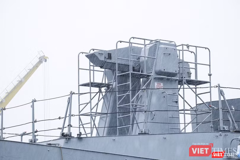 Súng điện tử trên tàu INS Sahyadri (F-49) Súng điện tử trên tàu INS Sahyadri (F-49)