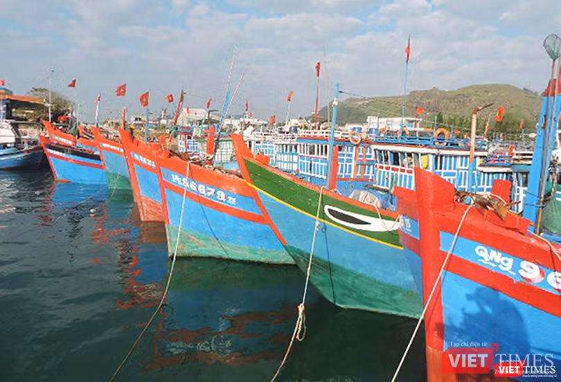 Sau tiếng trống lệnh, hàng trăm ngư dân dong thuyền, hướng thẳng tiến về vùng biển chủ quyền Hoàng Sa-Trường Sa