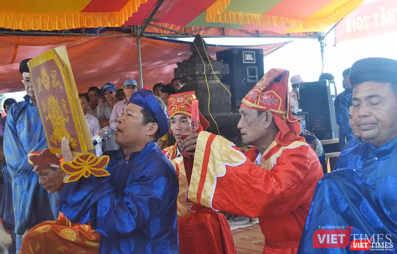 Trên bờ, các bậc cao niên của đảo Lý Sơn thực hiện các nghi thức cúng tế các vị thần linh và thần Nam Hải cầu cho mùa biển mới tại các ngư trường bội thu.