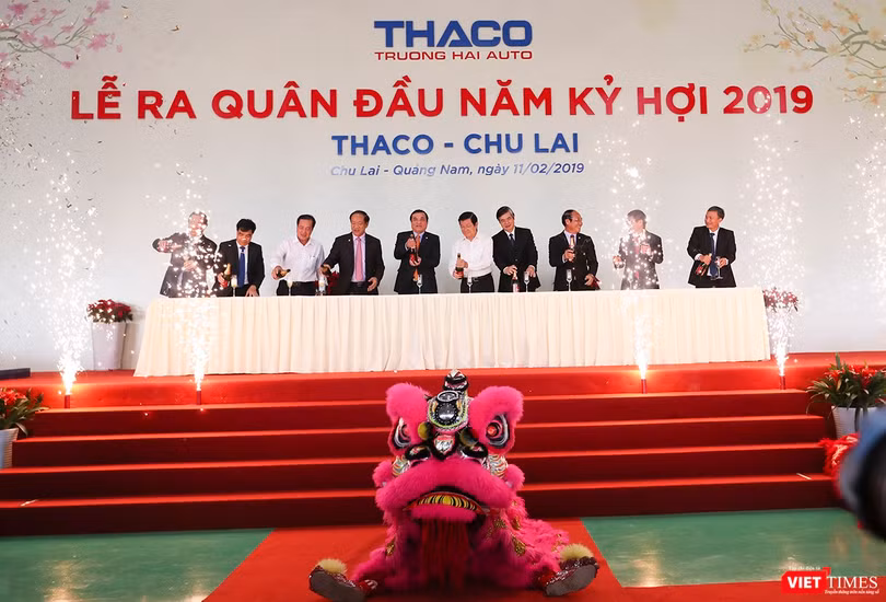 Các đại biểu tham dự Lễ ra quân Thaco 2019 cùng mở sâm banh phát động Các đại biểu tham dự Lễ ra quân Thaco 2019 cùng mở sâm banh phát động