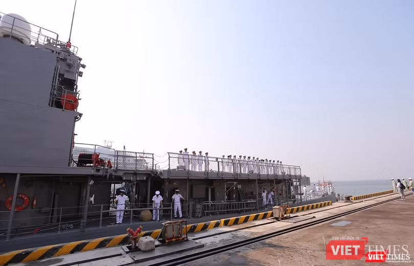 Phía sau đuôi tàu là sân đỗ trực thăng