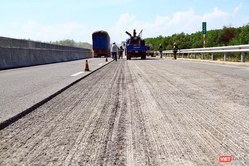 Hệt hư hỏng trên tuyến cao tốc Đà Nẵng-Quảng Ngãi được đơn vị thi công đào bỏ, sửa chữa vào năm 2018
