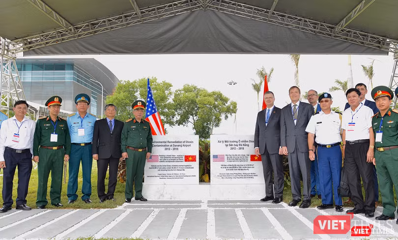 Thứ trưởng Bộ Quốc phòng Việt Nam Nguyễn Chí Vịnh và Đại sứ Daniel J. Kritenbrink chứng kiến bàn giao 13,7 ha đất đã xử lý Dioxin tại Sân bay Quốc tế Đà Nẵng cho Bộ GTVT quản lý.