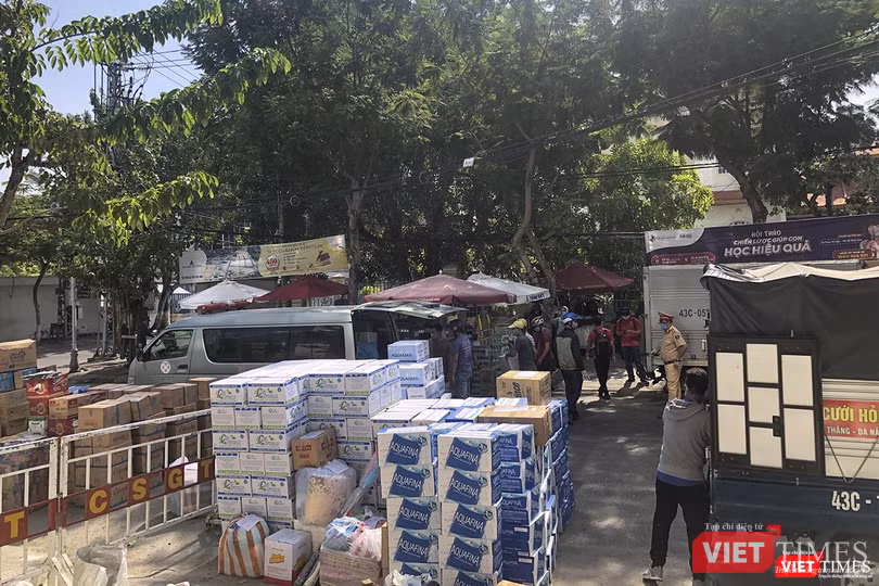 Liên tục những chuyến xe đến rồi đi