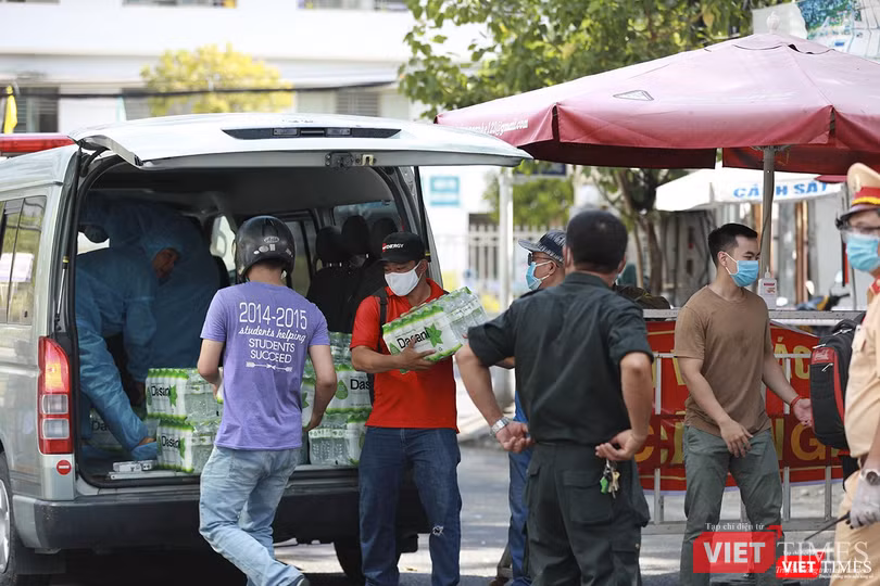 Các tình nguyện viên nhanh chóng xếp dỡ hàng hóa lên xe