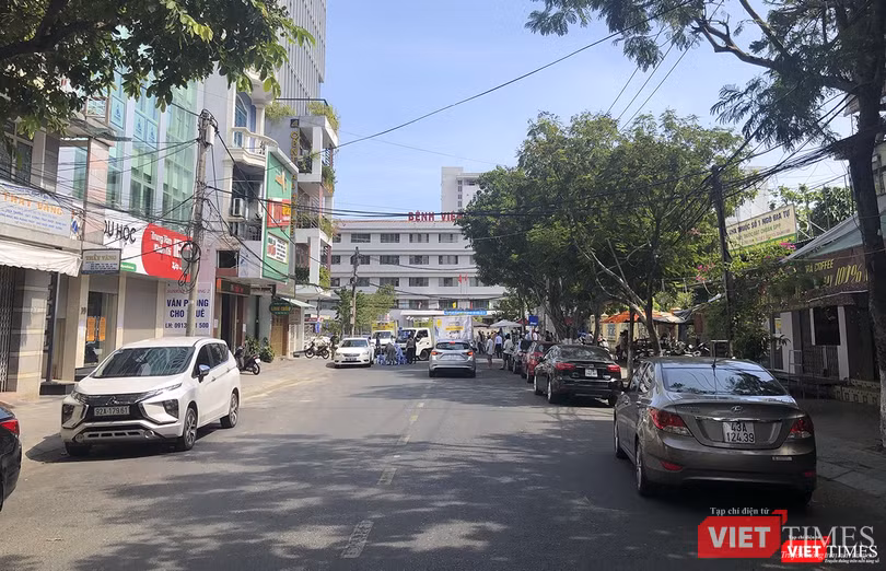 Đoàn xe nối đuôi nhau chở hàng nhu yếu phẩm gửi đến cho các bác sĩ