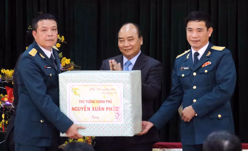 Thủ tướng Chính phủ Nguyễn Xuân Phúc tặng quà cho cán bộ chiến sĩ Sư đoàn Không quân 372 nhân chuyên thăm, chúc Tết đơn vị