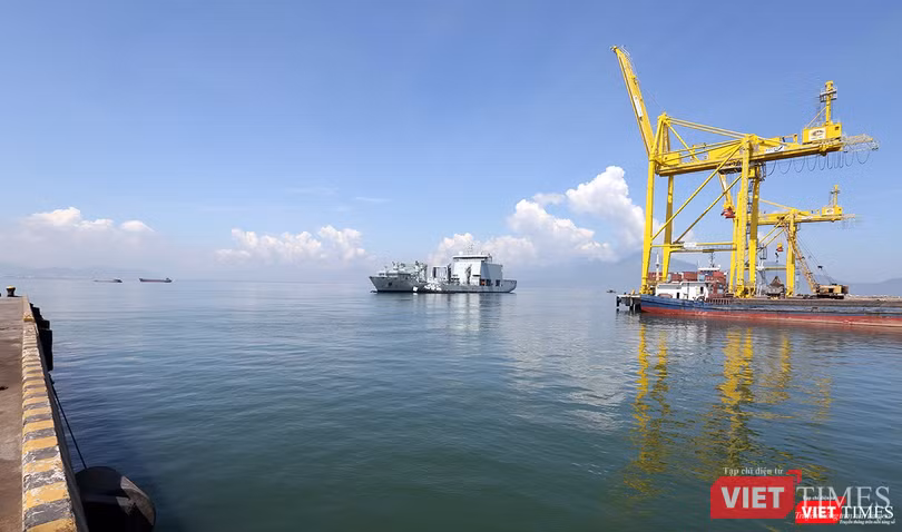 Tàu hậu cần MV Asterix của Hải quân Hoàng gia Canada tiến vào cảng Tiên Sa