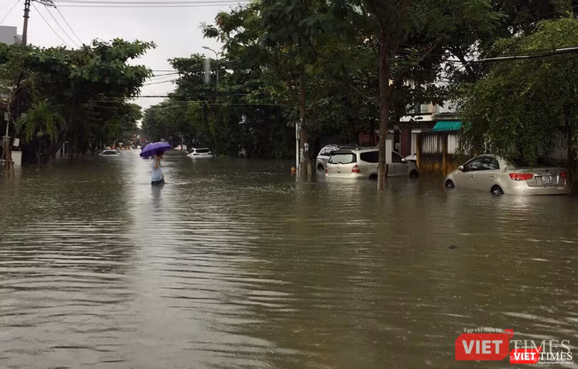 Dự báo tình trạng Đà Nẵng "phố biến thành sông" sẽ còn kéo dài. (Ảnh: CTV) Dự báo tình trạng Đà Nẵng "phố biến thành sông" sẽ còn kéo dài. (Ảnh: CTV)
