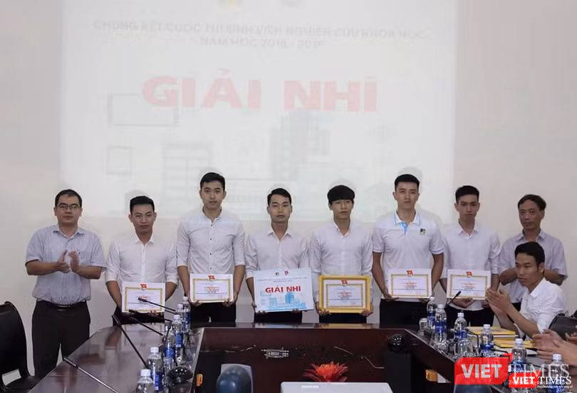Nhóm tác giả mô hình máy vớt rác trên sông hồ, biển đoạt giải Nhì cuộc thi Sinh viên Nghiên cứu khoa học của ĐH Bách Khoa Đà Nẵng