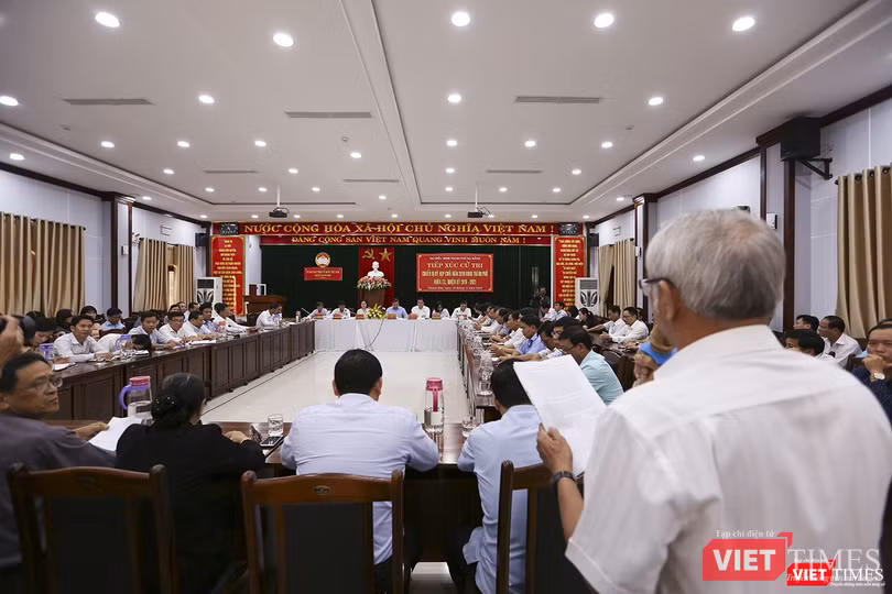 Cử tri phát biểu ý kiến tại buổi tiếp xúc cử tri quận Thanh Khê của tổ đại biểu HĐND TP Đà Nẵng do ông Huỳnh Đức Thơ - Chủ tịch UBND TP làm trưởng đoàn