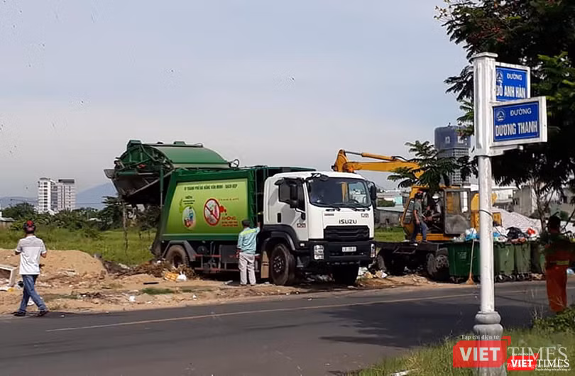 Một bãi tập kết rác "chữa cháy" tại khu vực quận Sơn Trà do người dân bãi rác Khánh Sơn chặn xe vận chuyển vào bãi rác đang khiến người dân sinh sống lân cận bức xúc.
