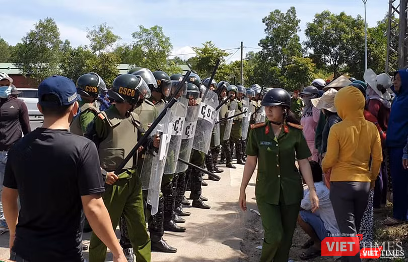 Hàng rào hộ tống xe vận chuyển rác đi vào bãi rác Khánh Sơn được thiết lập