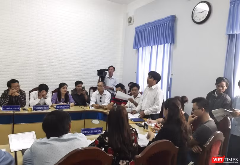 Ông Nguyễn Quang Sơn, đại diện cho 1.000 khách hàng ký hợp đồng mua đất nền tại 3 dự án này đã trình bày nội dung vụ việc, đồng thời đề đạt nguyện vọng và mong muốn được chính quyền tỉnh Quảng Nam vào cuộc, bảo vệ quyền lợi của người mua. ông Nguyễn Quang Sơn, đại diện cho 1.000 khách hàng ký hợp đồng mua đất nền tại 3 dự án này đã trình bày nội dung vụ việc, đồng thời đề đạt nguyện vọng và mong muốn được chính quyền tỉnh Quảng Nam vào cuộc, bảo vệ quyền lợi của người mua.