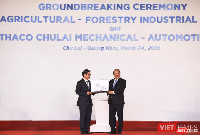 Thủ tướng Chính phủ Nguyễn Xuân Phúc tặng quà cho THACO nhân sự kiện quan trọng này Thủ tướng Chính phủ Nguyễn Xuân Phúc tặng quà cho THACO nhân sự kiện quan trọng này
