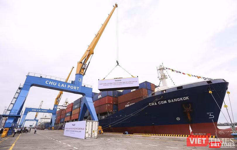 Cũng trong khuôn khổ sự kiện, THACO xuất chuyến hàng hoa quả đầu tiên đi nước ngoài từ cảng Chu Lai Cũng trong khuôn khổ sự kiện, THACO xuất chuyến hàng hoa quả đầu tiên đi nước ngoài từ cảng Chu Lai