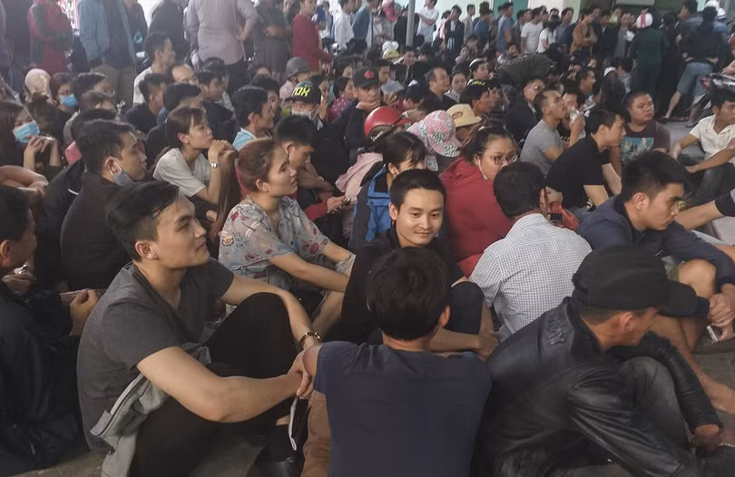Vạ vật chờ tiêm chủng cho con
