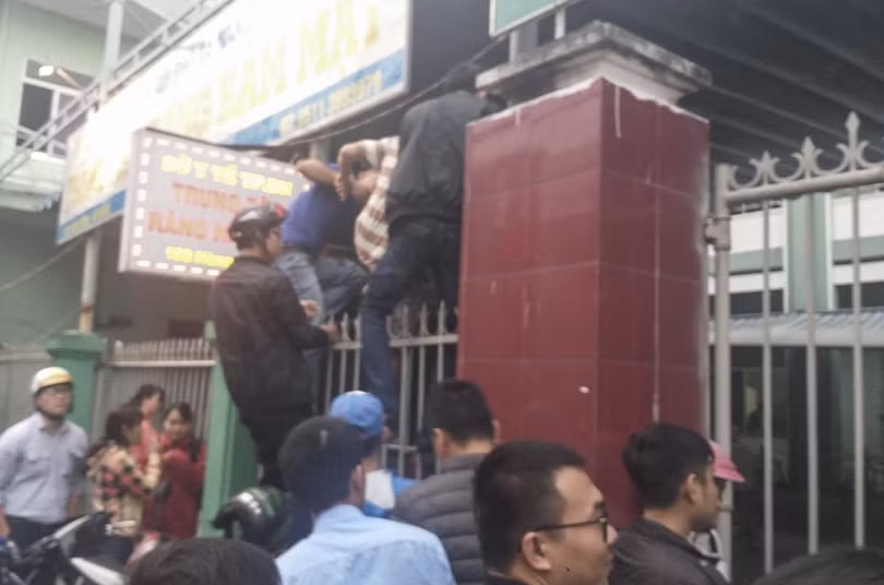 Nhiều người không đủ kiên nhẫn đã leo hàng rào để vào bên trong